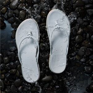 OluKai Aka Flip Flop Sandals Iridescent Vapor Size 8